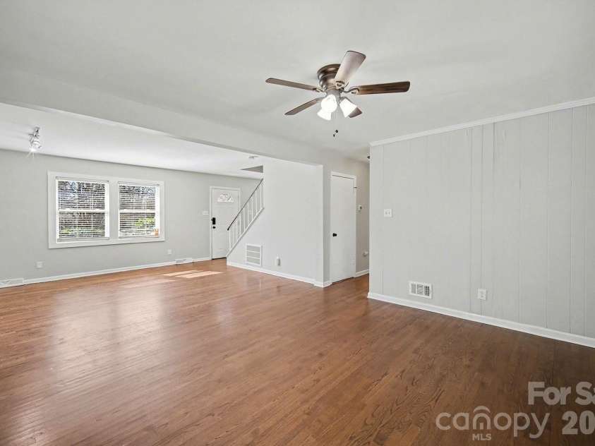 6626 Glenmoor Drive, Charlotte, NC 28214.  MLS# CAR4345144, YatesRealty ID 8215. 