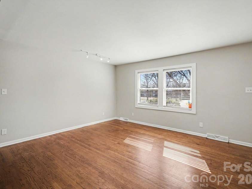 6626 Glenmoor Drive, Charlotte, NC 28214.  MLS# CAR4345144, YatesRealty ID 8215. 