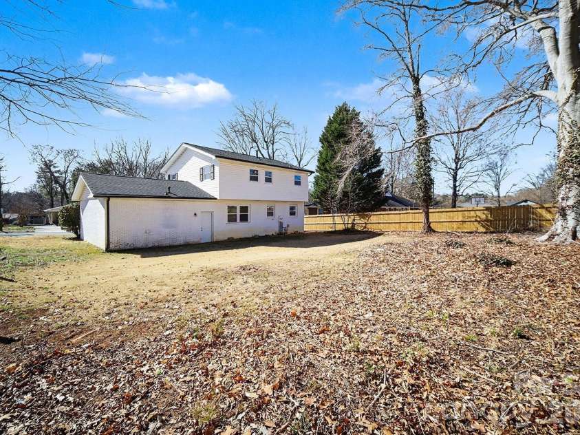 6626 Glenmoor Drive, Charlotte, NC 28214.  MLS# CAR4345144, YatesRealty ID 8215. 