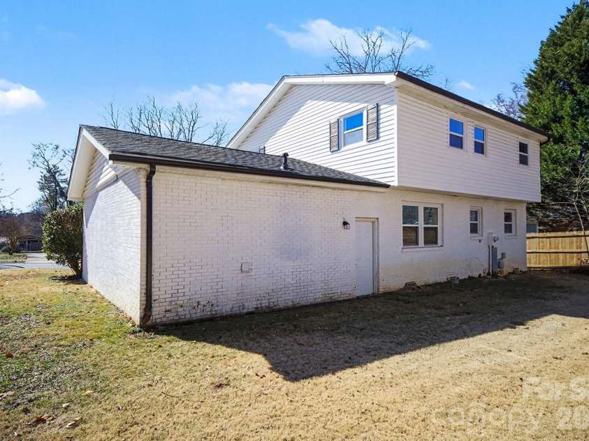 6626 Glenmoor Drive, Charlotte, NC 28214.  MLS# CAR4345144, YatesRealty ID 8215. 