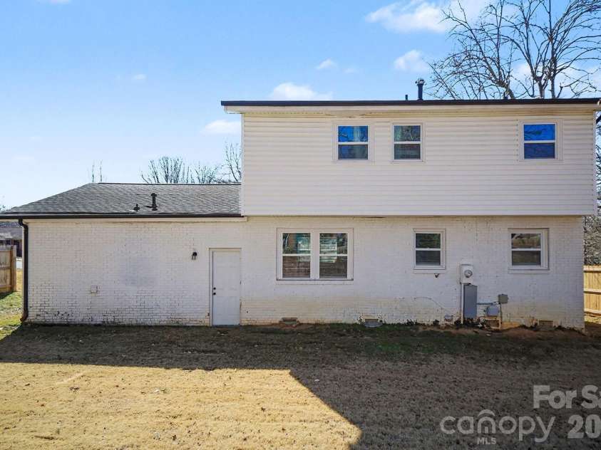 6626 Glenmoor Drive, Charlotte, NC 28214.  MLS# CAR4345144, YatesRealty ID 8215. 