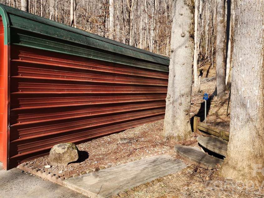 115 Old Camptown Drive, Hayesville, NC 28904.  MLS# CAR4337548, YatesRealty ID 8218. Metal Workshop