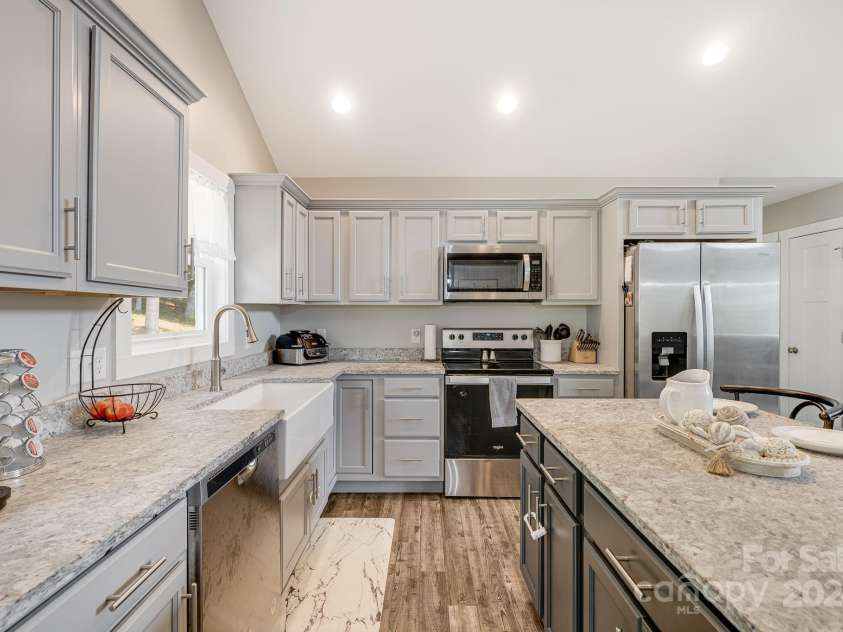 121 Sunrise Drive, Mars Hill, NC 28754.  MLS# CAR4161468, YatesRealty ID 8218. 