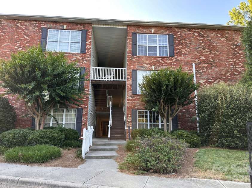 5236 HILLTOP Road, Jamestown, NC 27282.  MLS# CAR4347698, YatesRealty ID 8219. 
