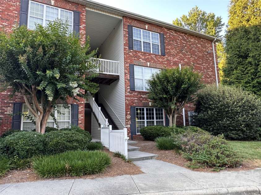 5236 HILLTOP Road, Jamestown, NC 27282.  MLS# CAR4347698, YatesRealty ID 8219. 