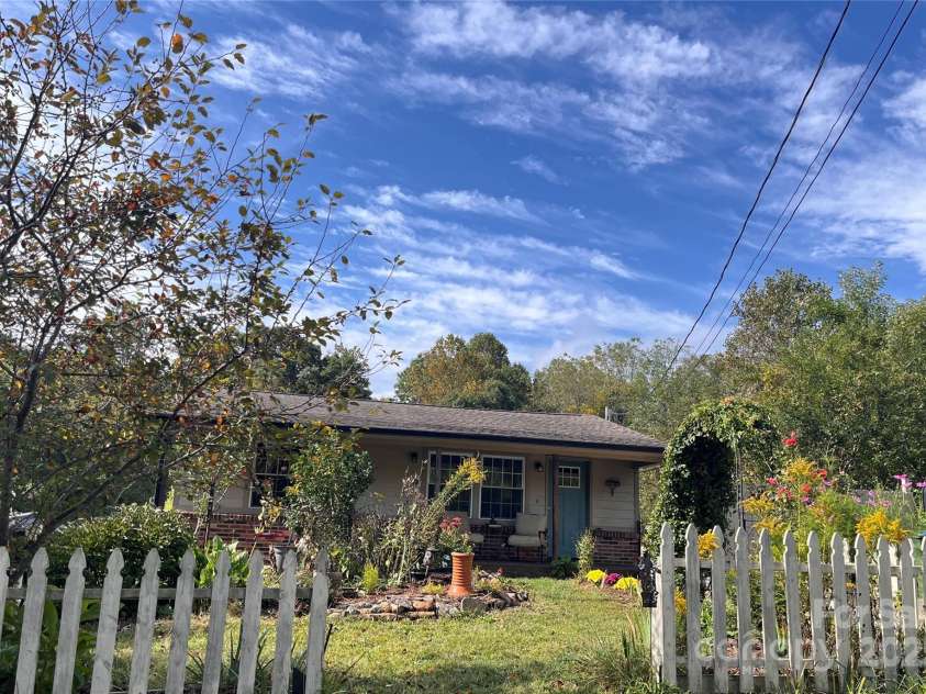 40 Eastover Drive, Asheville, NC 28806.  MLS# CAR4251614, YatesRealty ID 8223. Front of house autumn