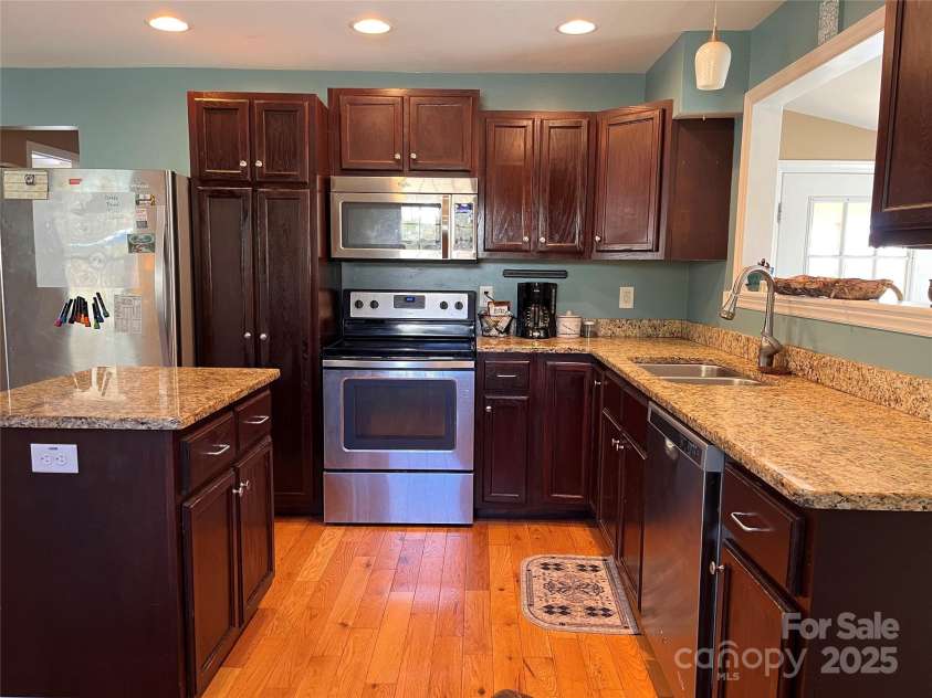 40 Eastover Drive, Asheville, NC 28806.  MLS# CAR4251614, YatesRealty ID 8223. Kitchen with granite counter tops and stainless steel appliances