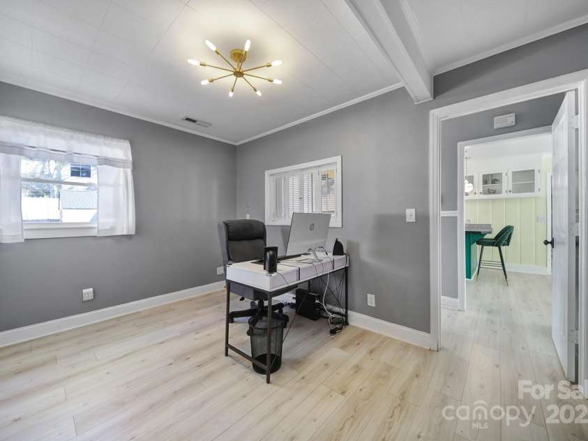 6823 City View Drive, Charlotte, NC 28212.  MLS# CAR4234479, YatesRealty ID 8226. Flex Space/Office