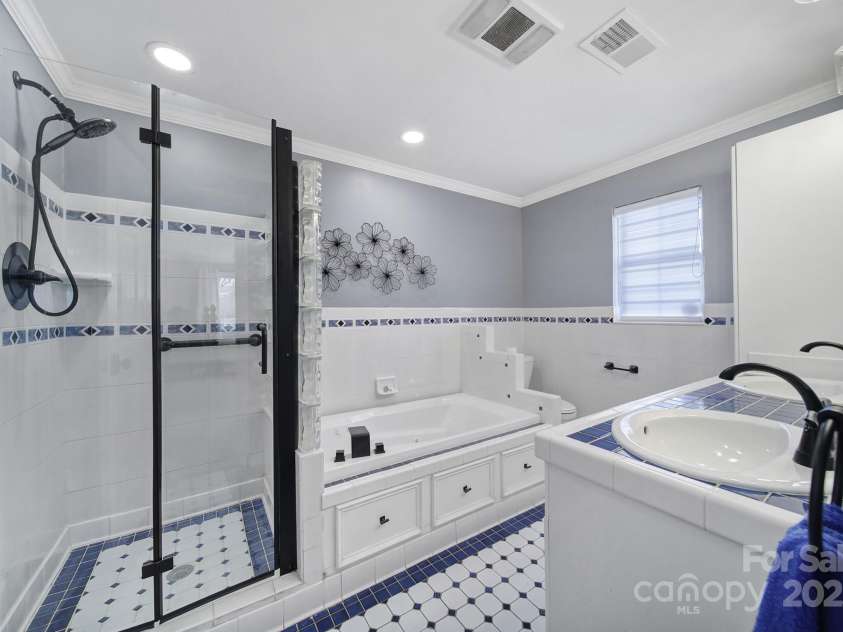 6823 City View Drive, Charlotte, NC 28212.  MLS# CAR4234479, YatesRealty ID 8226. Primary Bathroom