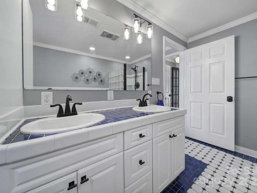 6823 City View Drive, Charlotte, NC 28212.  MLS# CAR4234479, YatesRealty ID 8226. Primary Bathroom
