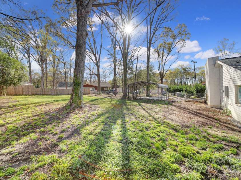6823 City View Drive, Charlotte, NC 28212.  MLS# CAR4234479, YatesRealty ID 8226. Yard