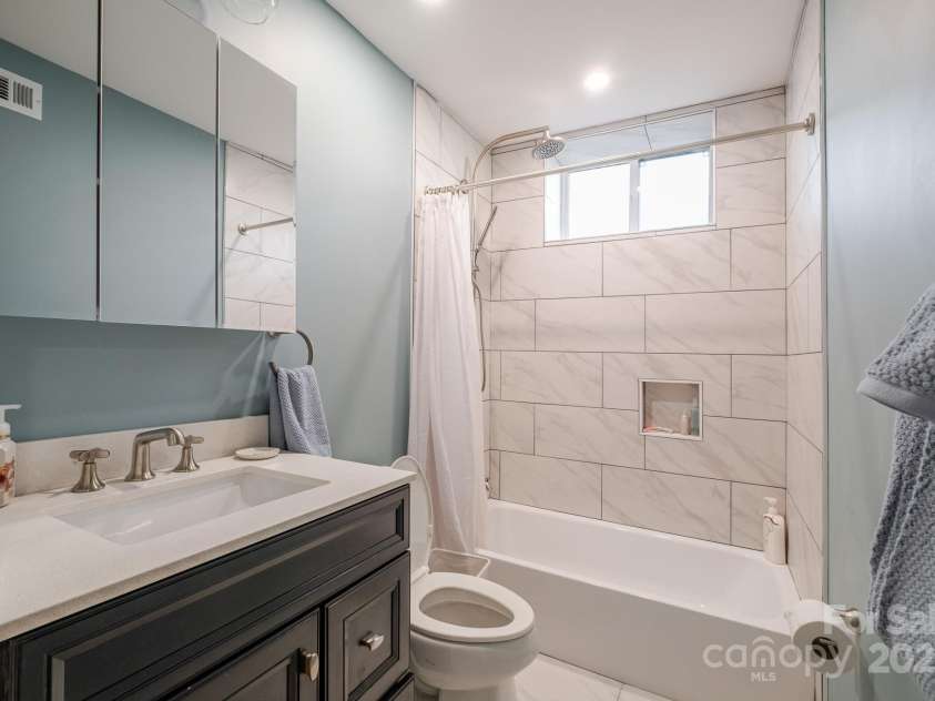 1937 Wilmore Drive, Charlotte, NC 28203.  MLS# CAR4229249, YatesRealty ID 8227. Down full bath