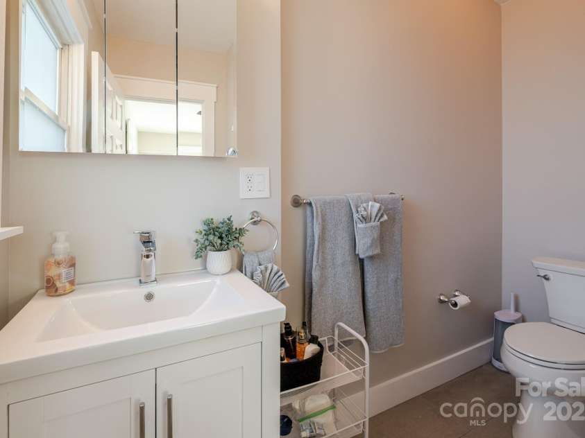 1937 Wilmore Drive, Charlotte, NC 28203.  MLS# CAR4229249, YatesRealty ID 8227. Main level full bath