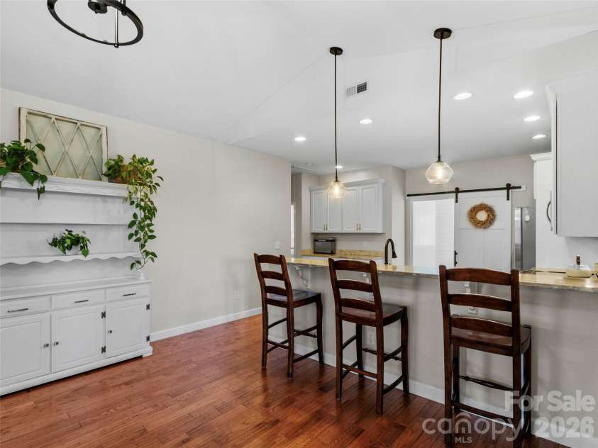 80 McKENZIE Drive, Marshall, NC 28753.  MLS# CAR4365185, YatesRealty ID 8227. Breakfast bar