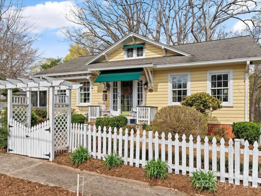 311 3rd Avenue Drive, Hickory, NC 28602.  MLS# CAR4232688, YatesRealty ID 8228. 