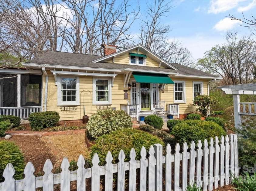 311 3rd Avenue Drive, Hickory, NC 28602.  MLS# CAR4232688, YatesRealty ID 8228. 