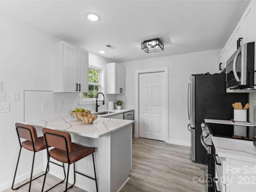 1527 Meadow Glen Lane, Rock Hill, SC 29730.  MLS# CAR4281858, YatesRealty ID 8229. Dream kitchen with quartz and stainless appliances