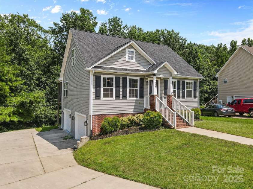 1527 Meadow Glen Lane, Rock Hill, SC 29730.  MLS# CAR4281858, YatesRealty ID 8229. Fully renovated home!