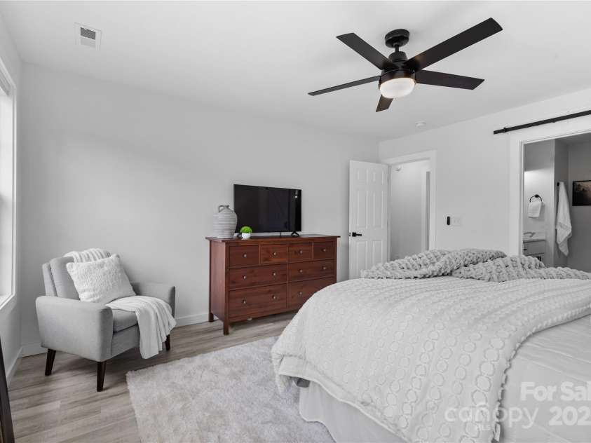 1527 Meadow Glen Lane, Rock Hill, SC 29730.  MLS# CAR4281858, YatesRealty ID 8229. Primary bath