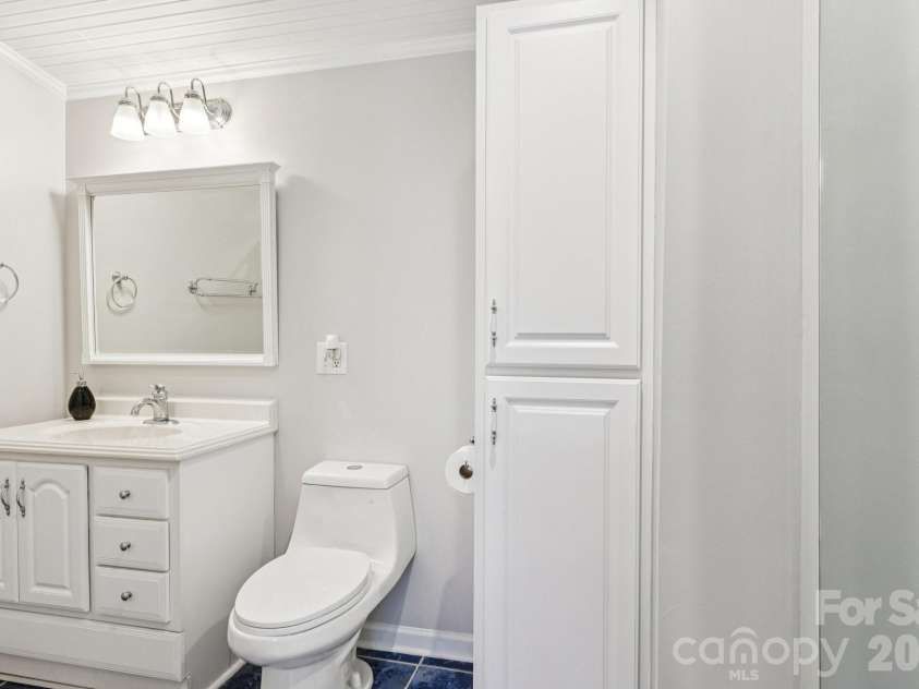 5420 Ashbury Lane, Davidson, NC 28036.  MLS# CAR4328115, YatesRealty ID 8229. 