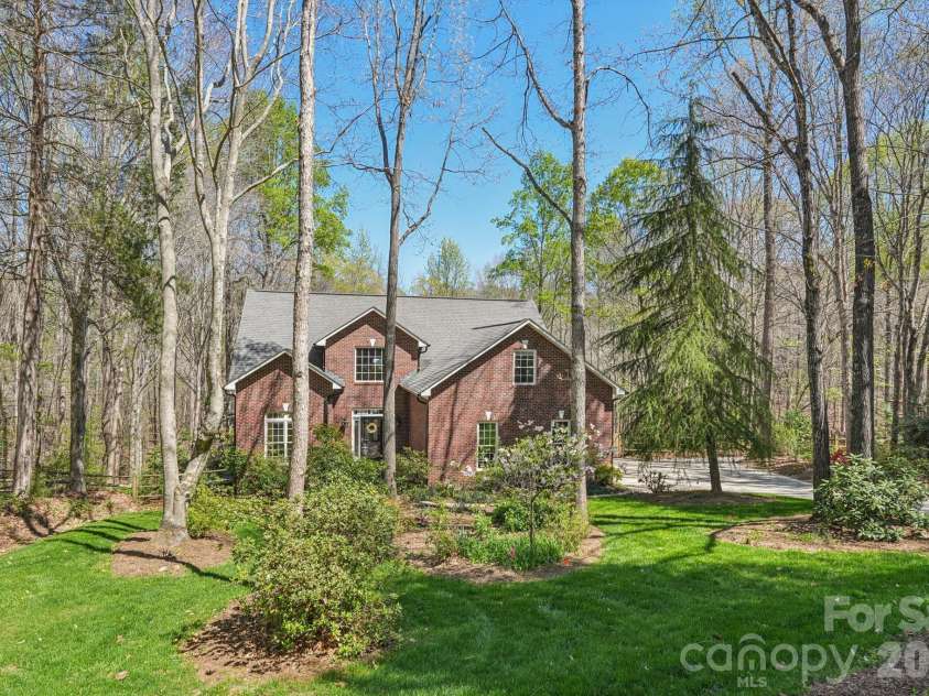 5420 Ashbury Lane, Davidson, NC 28036.  MLS# CAR4328115, YatesRealty ID 8229. 