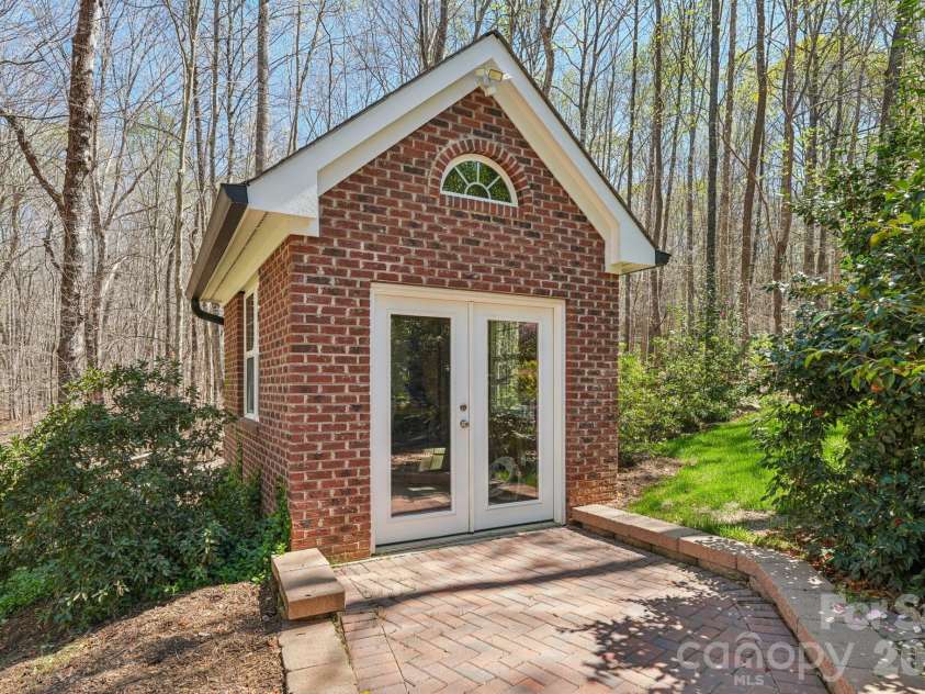 5420 Ashbury Lane, Davidson, NC 28036.  MLS# CAR4328115, YatesRealty ID 8229. 