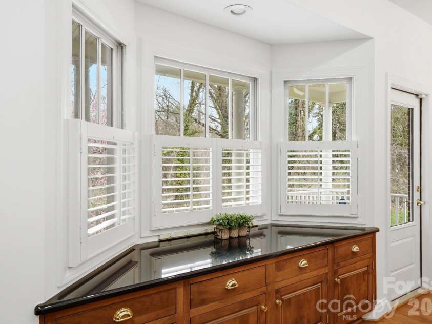 1173 Bunch Drive, Statesville, NC 28677.  MLS# CAR4351005, YatesRealty ID 8230. Custom Cabinets in Bay Area