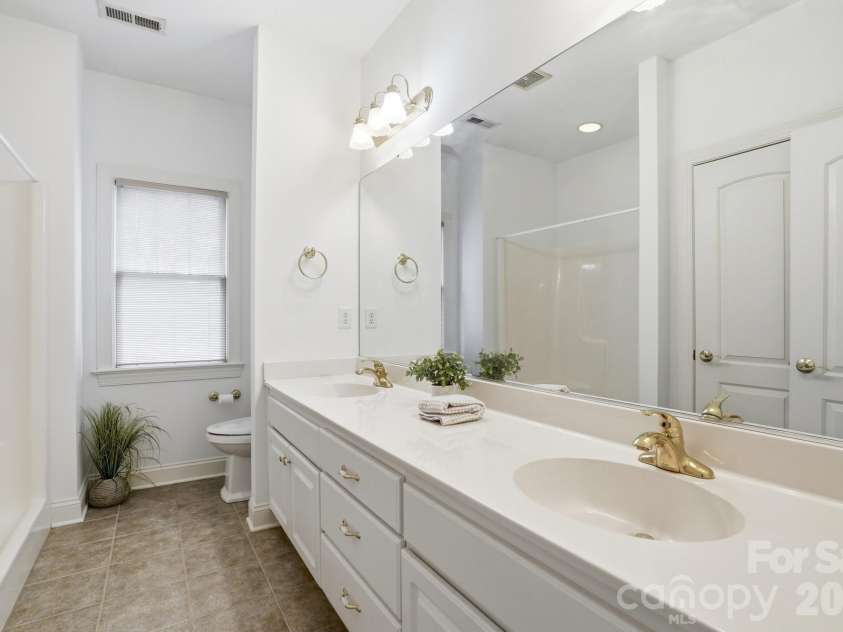 1173 Bunch Drive, Statesville, NC 28677.  MLS# CAR4351005, YatesRealty ID 8230. Full Bath on Upper Level