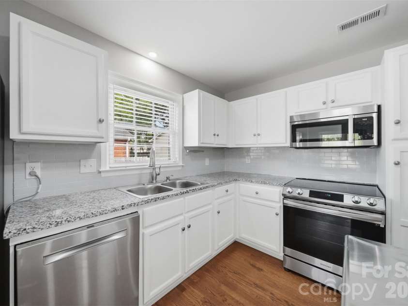 4809 Brooktree Drive, Charlotte, NC 28208.  MLS# CAR4355914, YatesRealty ID 8231. 