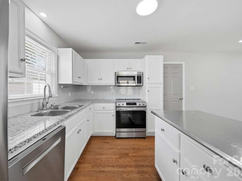 4809 Brooktree Drive, Charlotte, NC 28208.  MLS# CAR4355914, YatesRealty ID 8231. 