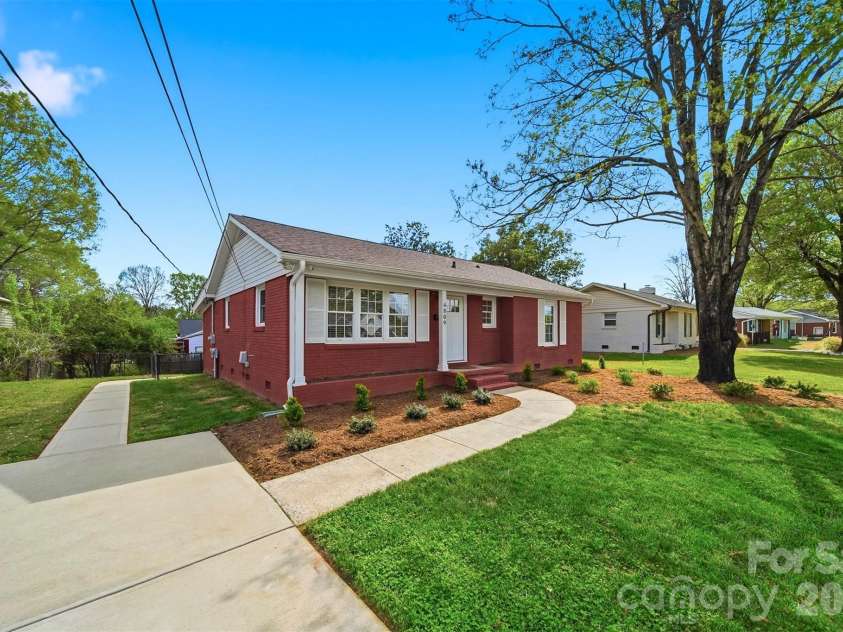 4809 Brooktree Drive, Charlotte, NC 28208.  MLS# CAR4355914, YatesRealty ID 8231. 
