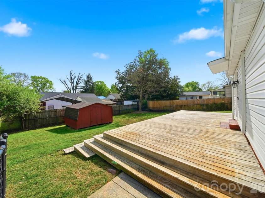 4809 Brooktree Drive, Charlotte, NC 28208.  MLS# CAR4355914, YatesRealty ID 8231. 