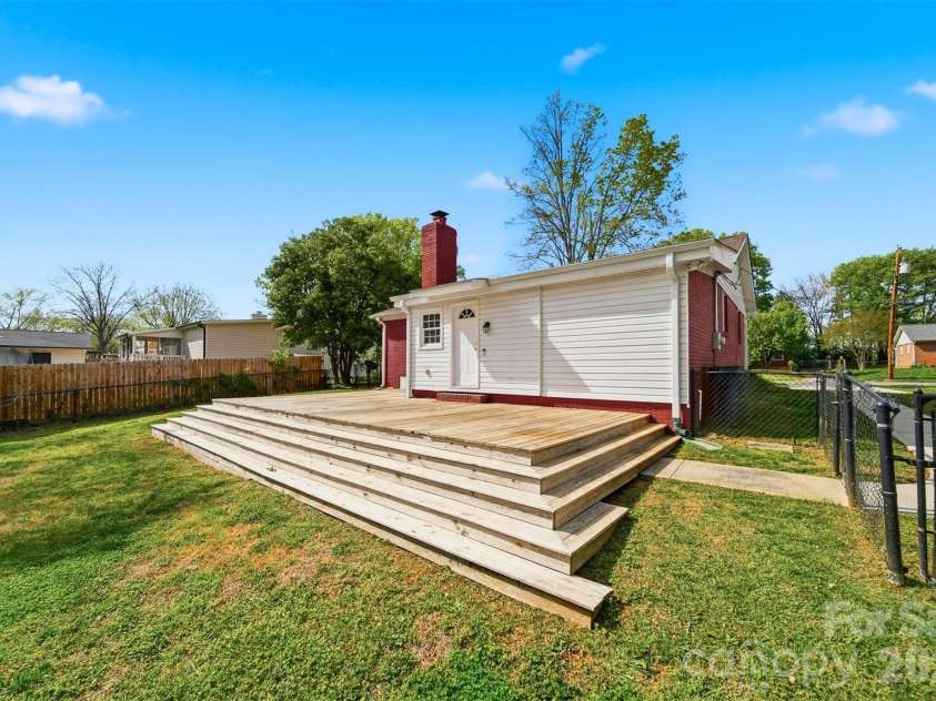 4809 Brooktree Drive, Charlotte, NC 28208.  MLS# CAR4355914, YatesRealty ID 8231. 