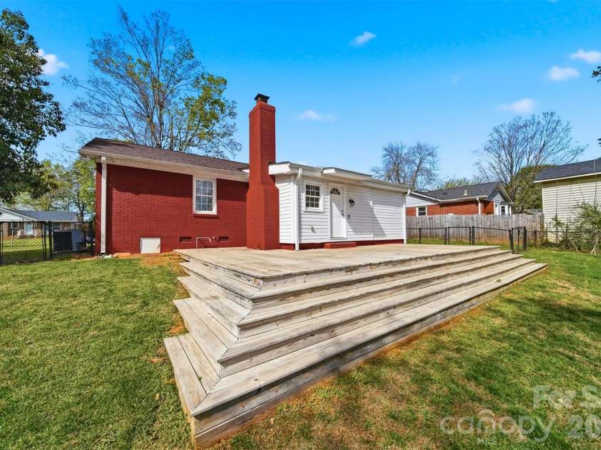 4809 Brooktree Drive, Charlotte, NC 28208.  MLS# CAR4355914, YatesRealty ID 8231. 