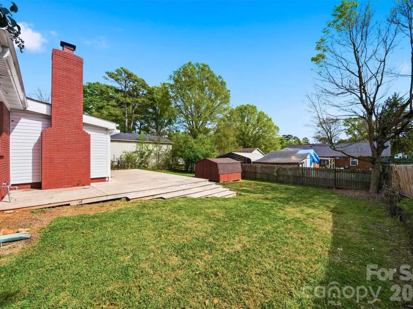4809 Brooktree Drive, Charlotte, NC 28208.  MLS# CAR4355914, YatesRealty ID 8231. 