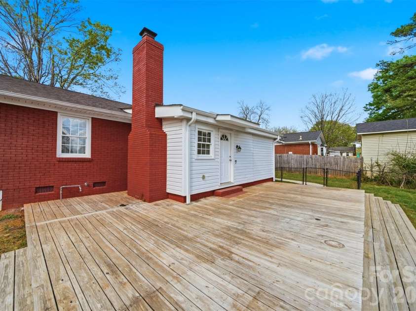 4809 Brooktree Drive, Charlotte, NC 28208.  MLS# CAR4355914, YatesRealty ID 8231. 