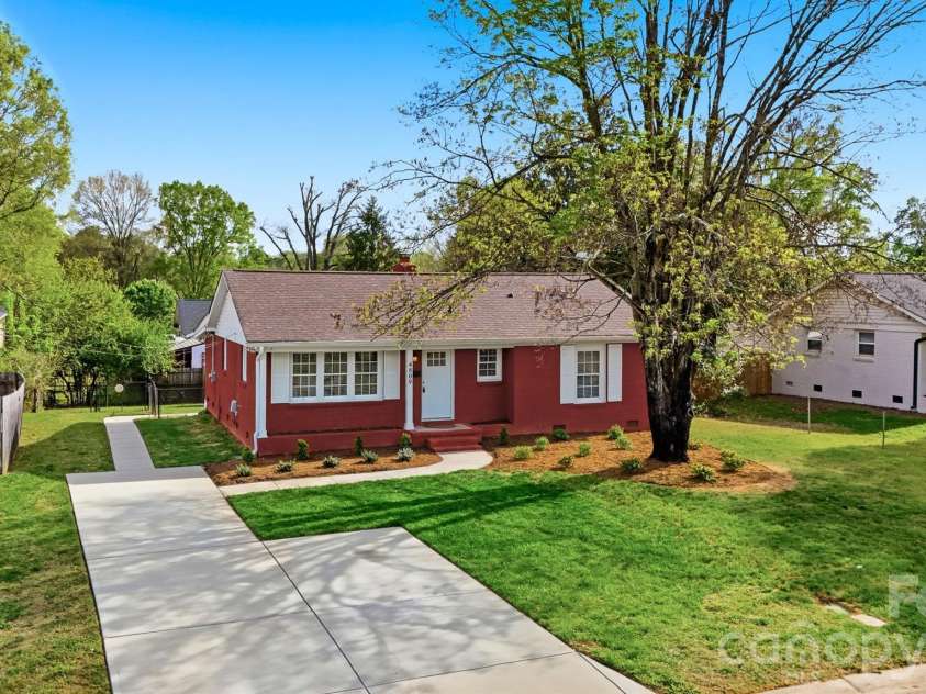 4809 Brooktree Drive, Charlotte, NC 28208.  MLS# CAR4355914, YatesRealty ID 8231. 