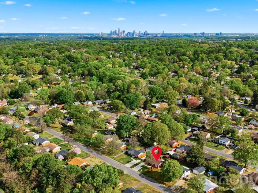 4809 Brooktree Drive, Charlotte, NC 28208.  MLS# CAR4355914, YatesRealty ID 8231. 