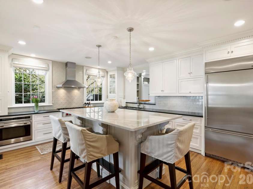 1555 Queens Road, Charlotte, NC 28207.  MLS# CAR4337847, YatesRealty ID 8234. 