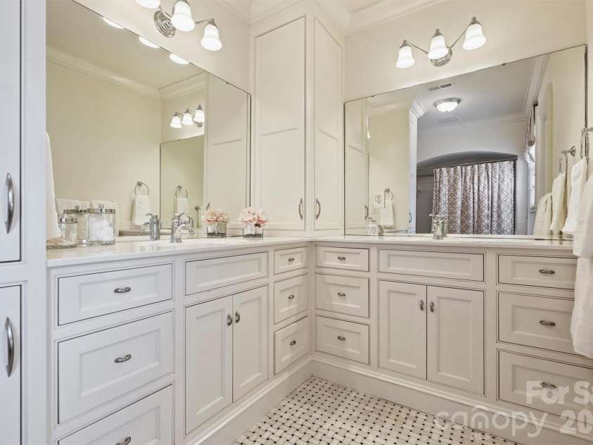 1555 Queens Road, Charlotte, NC 28207.  MLS# CAR4337847, YatesRealty ID 8234. 