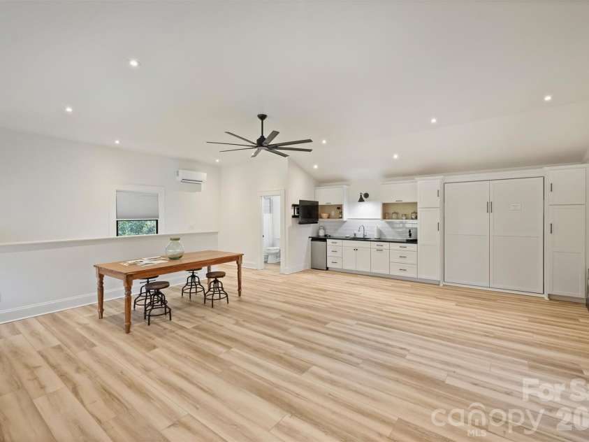 1555 Queens Road, Charlotte, NC 28207.  MLS# CAR4337847, YatesRealty ID 8234. 