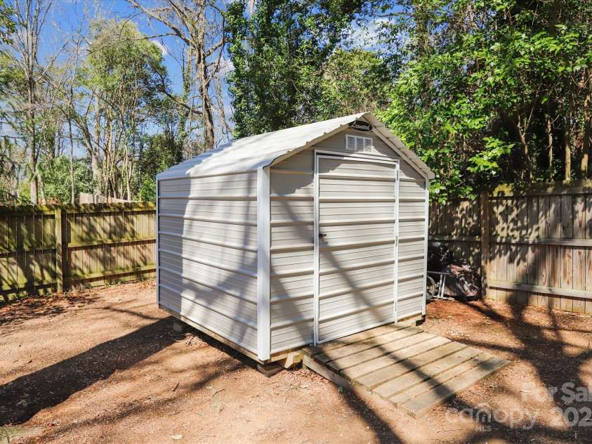 2727 Hilliard Drive, Charlotte, NC 28205.  MLS# CAR4228690, YatesRealty ID 8234. 