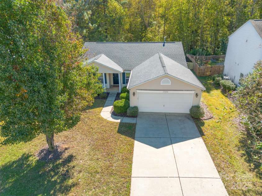 15808 Circlegreen Drive, Charlotte, NC 28273.  MLS# CAR4315392, YatesRealty ID 8236. 