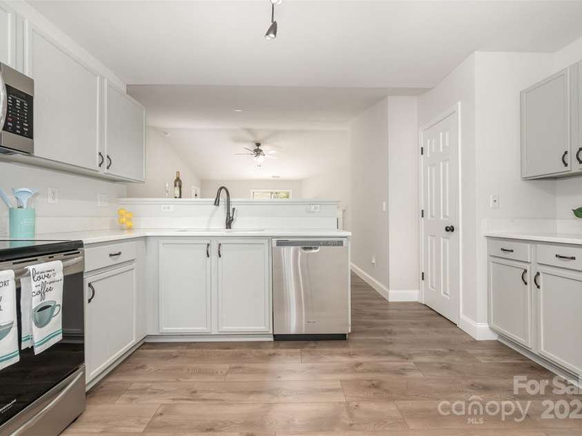 15808 Circlegreen Drive, Charlotte, NC 28273.  MLS# CAR4315392, YatesRealty ID 8236. 