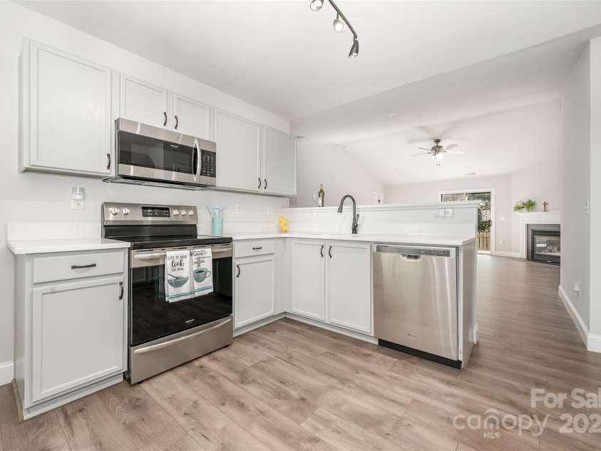 15808 Circlegreen Drive, Charlotte, NC 28273.  MLS# CAR4315392, YatesRealty ID 8236. 