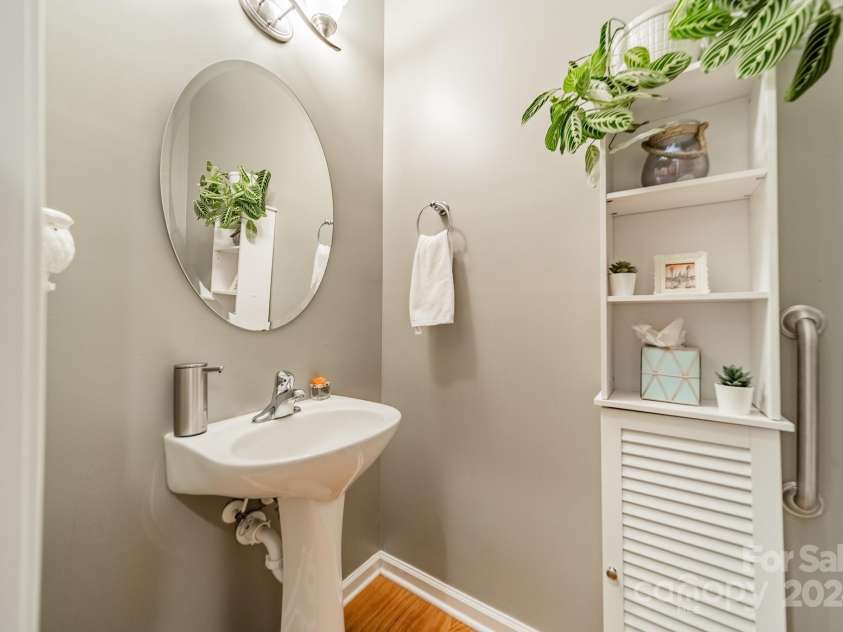 10126 Loch Lomond Drive, Charlotte, NC 28278.  MLS# CAR4200492, YatesRealty ID 824. 1/2 bath on main level