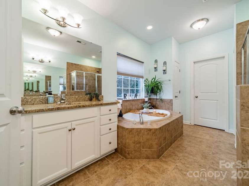 10126 Loch Lomond Drive, Charlotte, NC 28278.  MLS# CAR4200492, YatesRealty ID 824. 1st floor ensuite primary bathroom