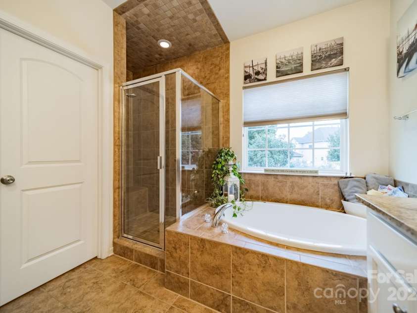 10126 Loch Lomond Drive, Charlotte, NC 28278.  MLS# CAR4200492, YatesRealty ID 824. 2nd floor primary separate garden tub and shower