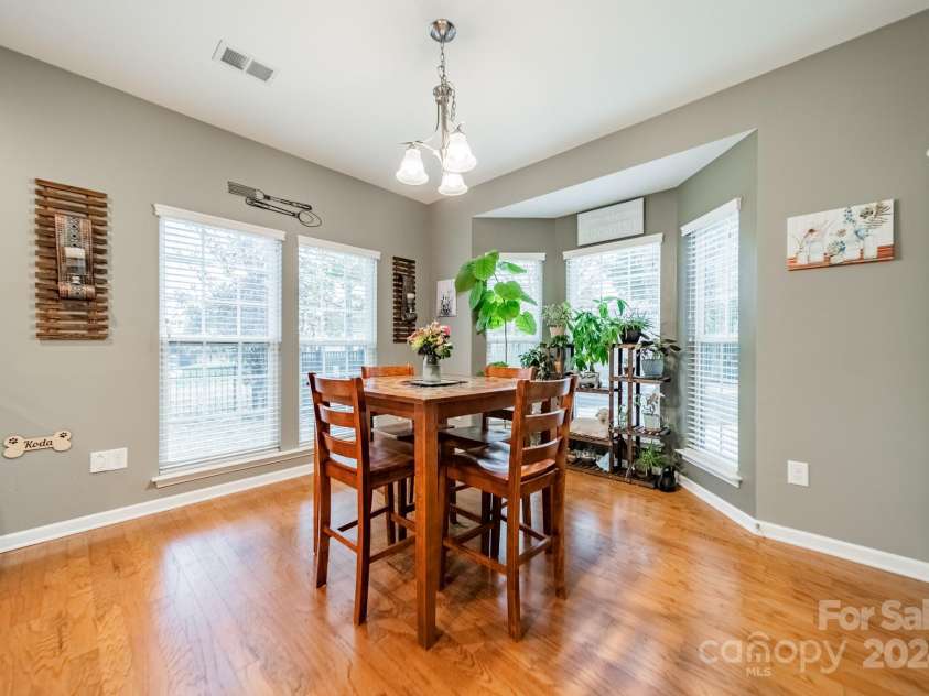 10126 Loch Lomond Drive, Charlotte, NC 28278.  MLS# CAR4200492, YatesRealty ID 824. Eat in area