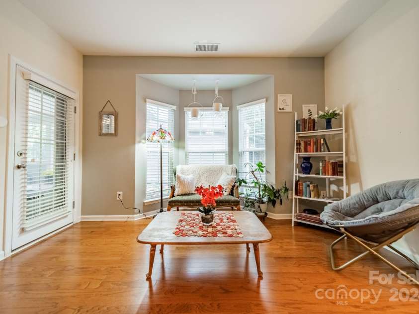 10126 Loch Lomond Drive, Charlotte, NC 28278.  MLS# CAR4200492, YatesRealty ID 824. Sitting area in 1st floor primary